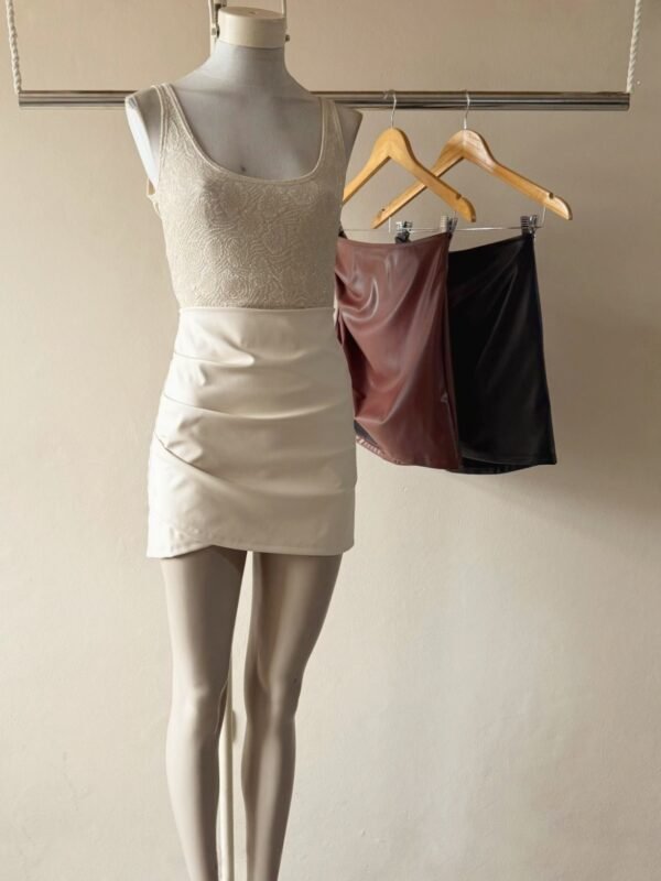 POLLERA FRUNCE LATERAL CUERINA CHICO