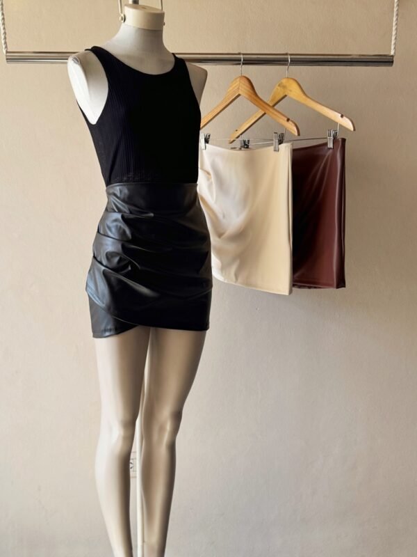 POLLERA CUERINA FRUNCE LATERAL T.GRANDE