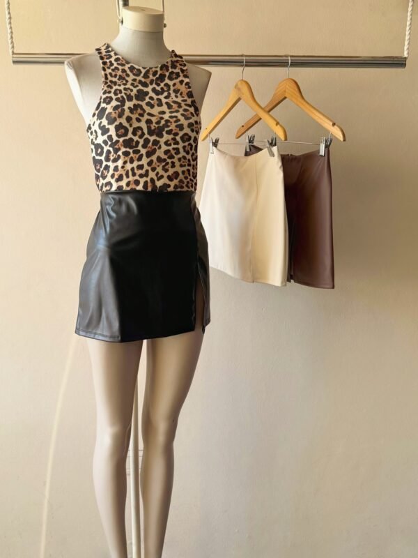 POLLERA CUERINA CON TAJO CHICO