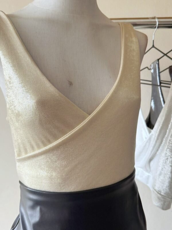 Alternative view of TOP CRUZADO LUCY