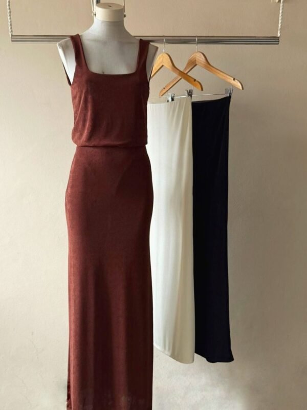 POLLERA LARGA CON TAJO SLINKY