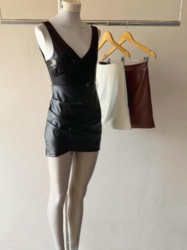 POLLERA CUERINA FRUNCE LATERAL T.GRANDE