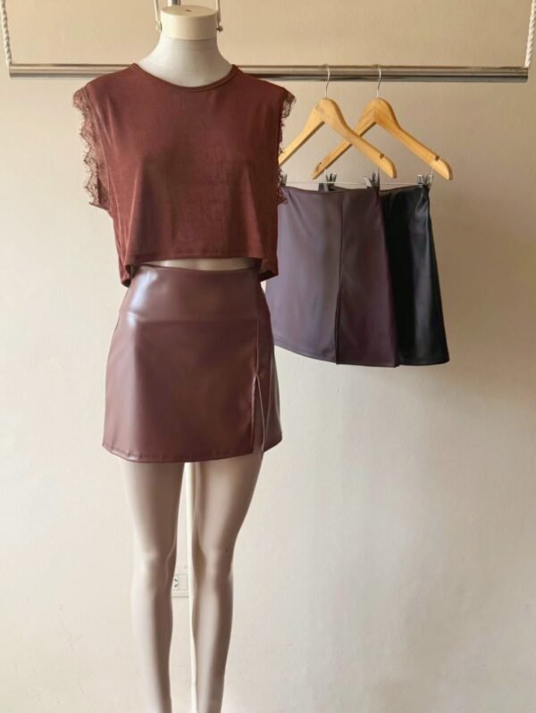 POLLERA CUERINA CON TAJO CHICO