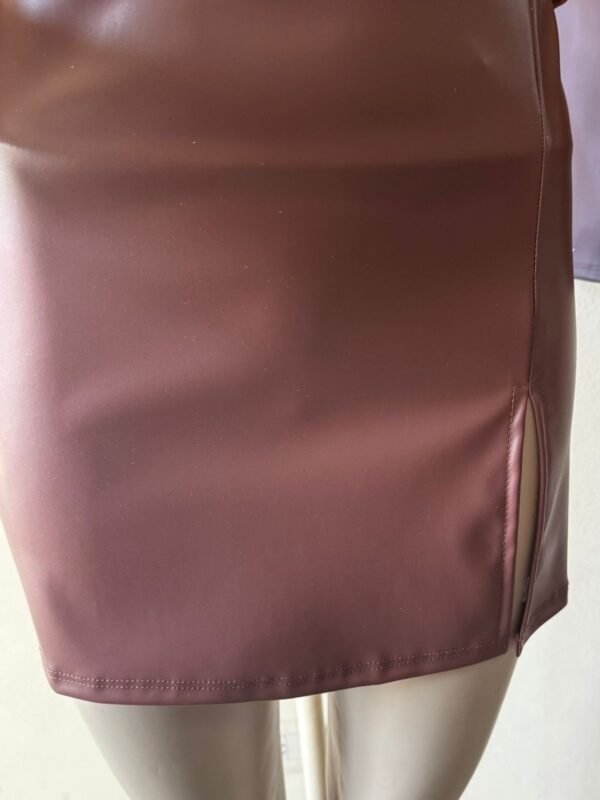 Alternative view of POLLERA CUERINA CON TAJO CHICO