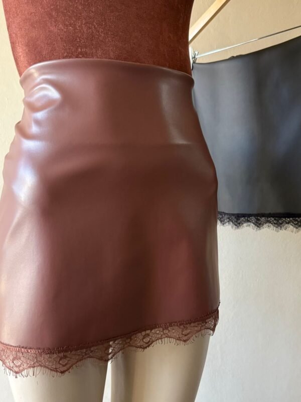 Alternative view of POLLERA CUERINA PUNTILLA T1