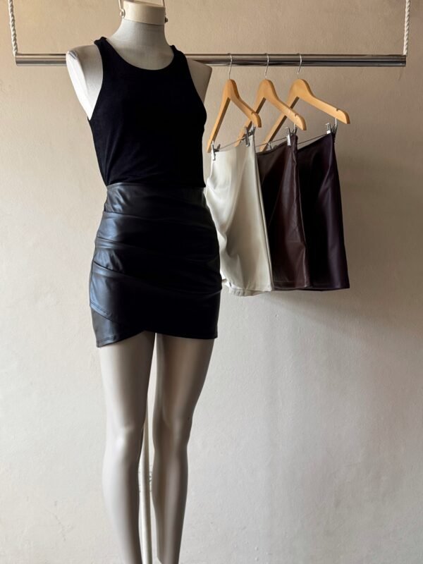 POLLERA FRUNCE LATERAL CUERINA CHICO