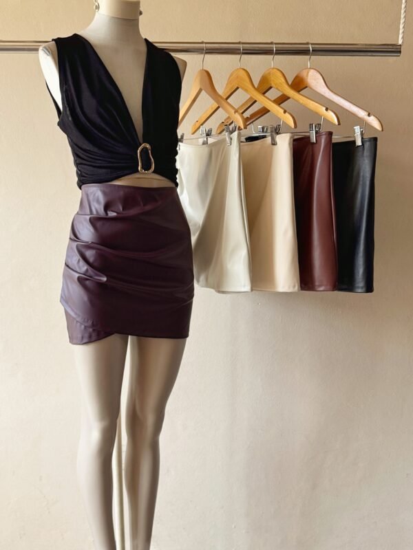 POLLERA CUERINA FRUNCE LATERAL T.GRANDE