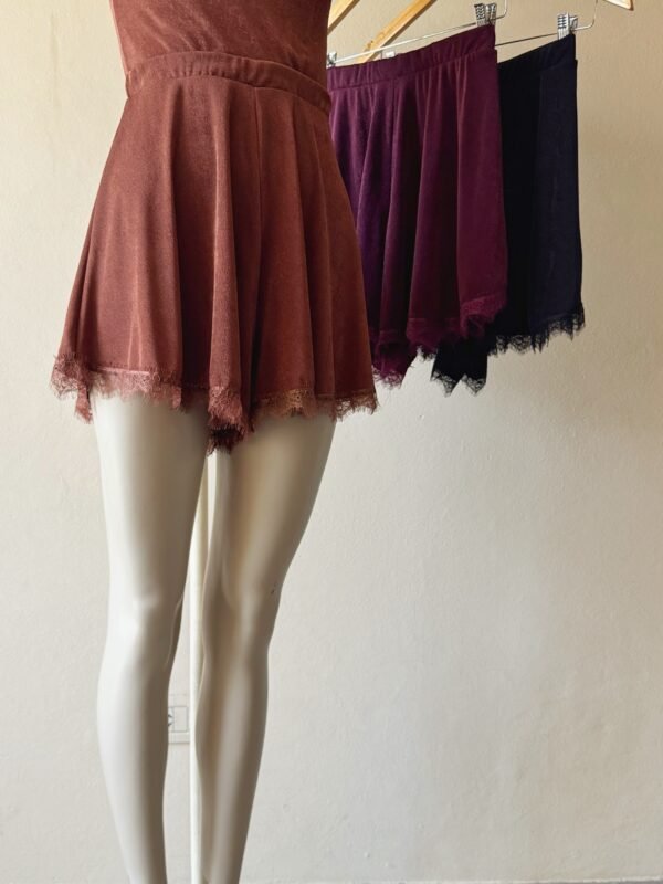 Alternative view of SHORT SLINKY PUNTILLA