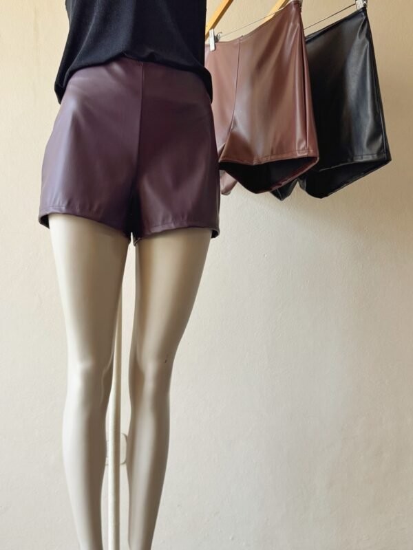 Alternative view of SHORT CUERINA TIRO ALTO