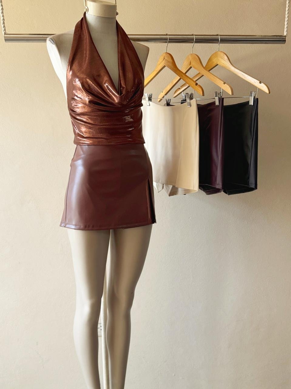 POLLERA PANTALON CUERINA CON TAJO T. CHICO