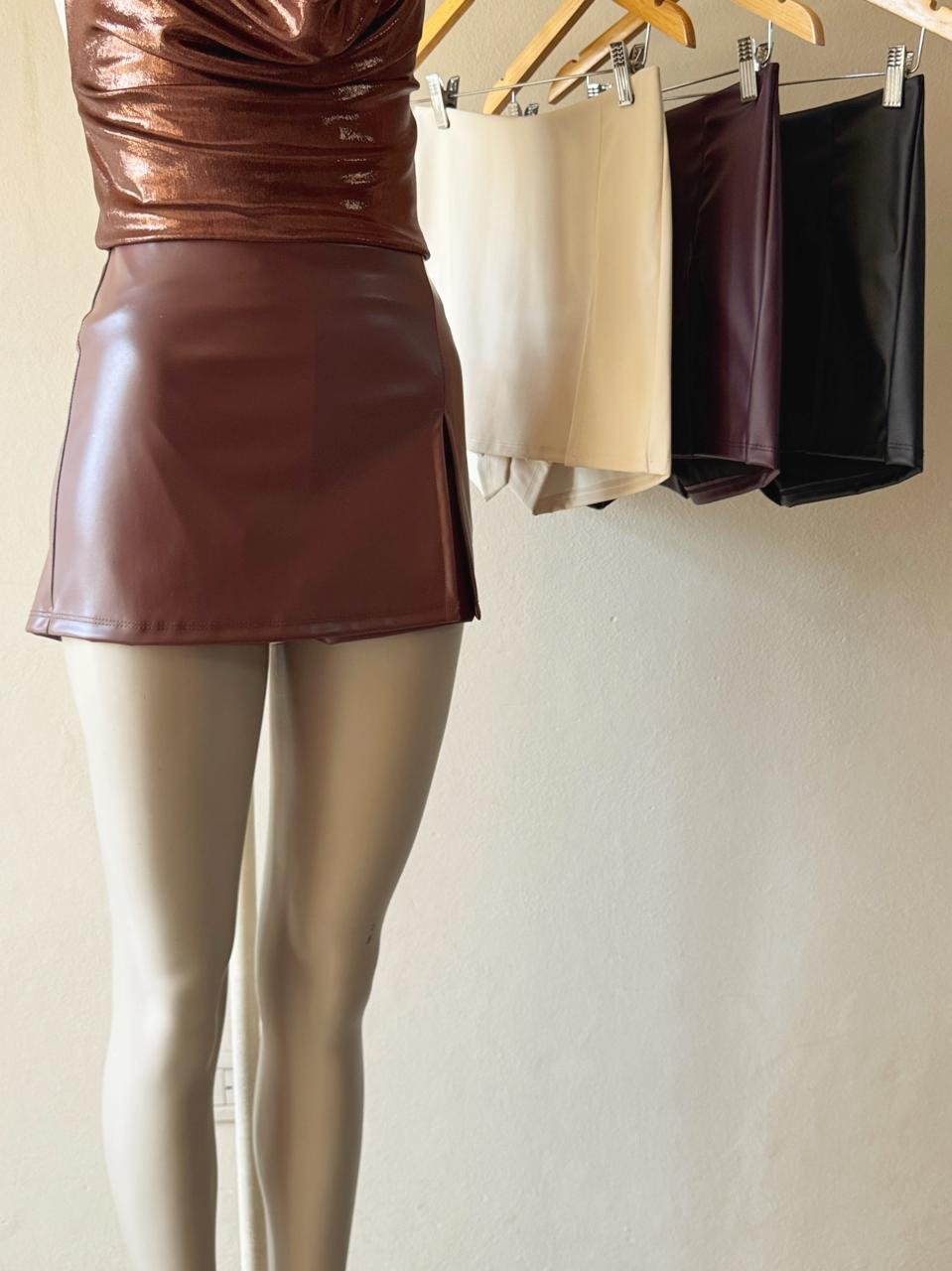 POLLERA PANTALON CUERINA CON TAJO T. CHICO - Imagen 2