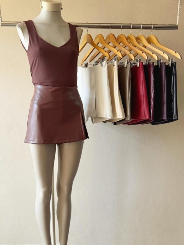 POLLERA PANTALON CUERINA CON TAJO  T.GRANDE