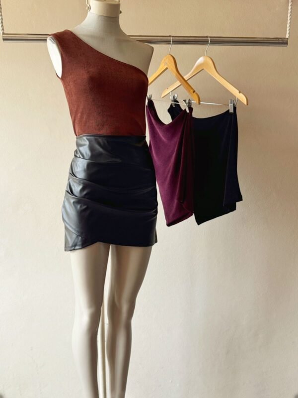 TOP UN HOMBRO SLINKY