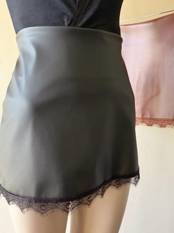 Alternative view of POLLERA CUERINA PUNTILLA T2