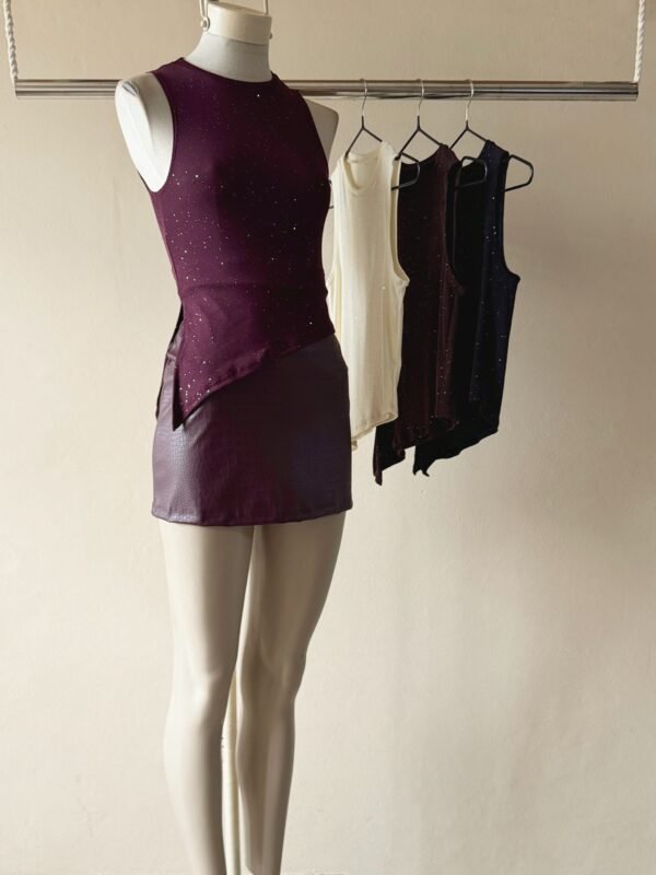 TOP CON PICO LANILLA BRILLOS