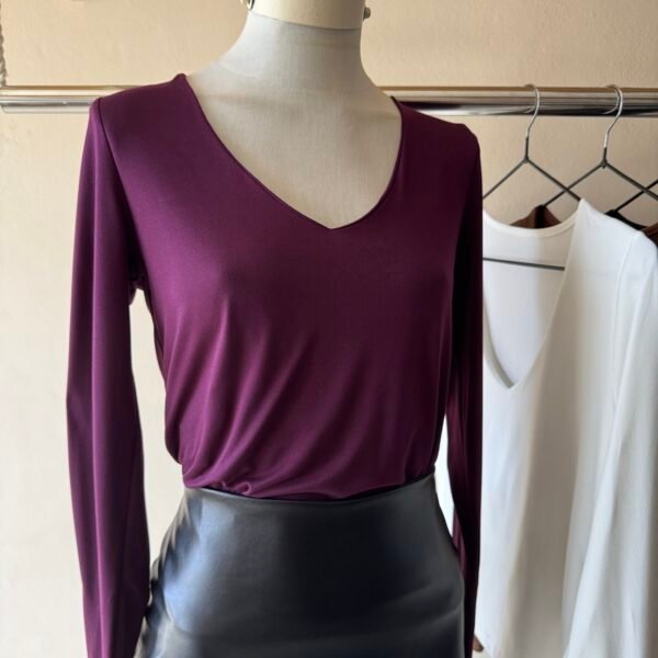 Alternative view of REM ML ESCOTE V GAMUZADO