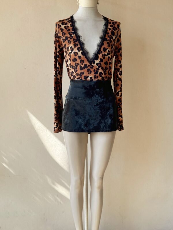 BODY ESCOTE V PUNTILLA GAMUZADO PRINT