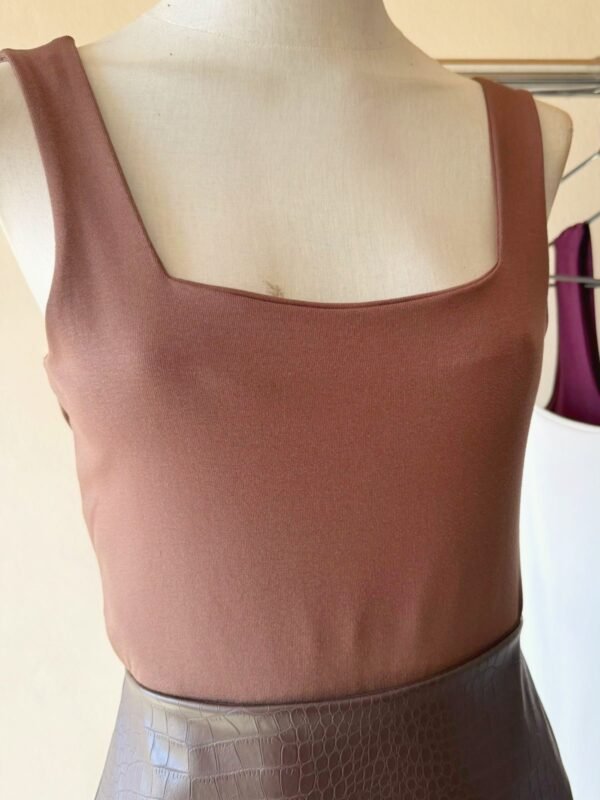 Alternative view of BODY CUELLO CUADRADO MELVIN