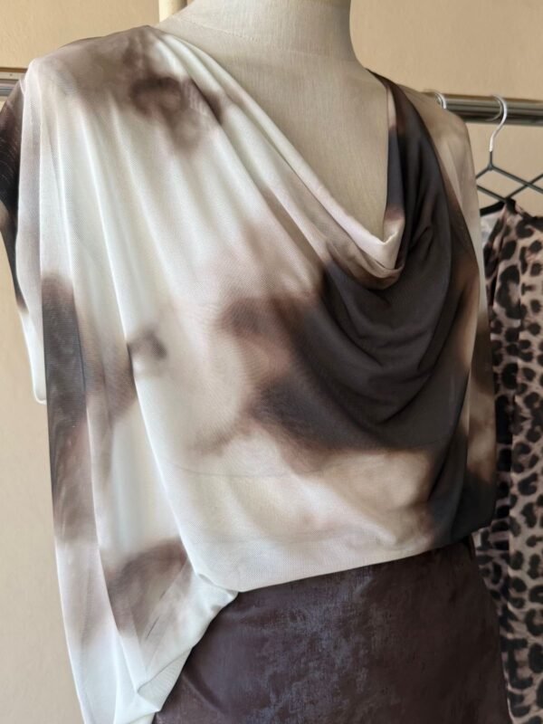 Alternative view of REMERA BUCHE TUL ESTAMPADO