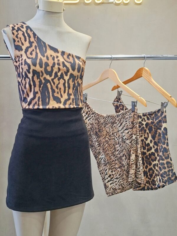 MUSC UN HOMBRO SLINKY ESTAMPADO