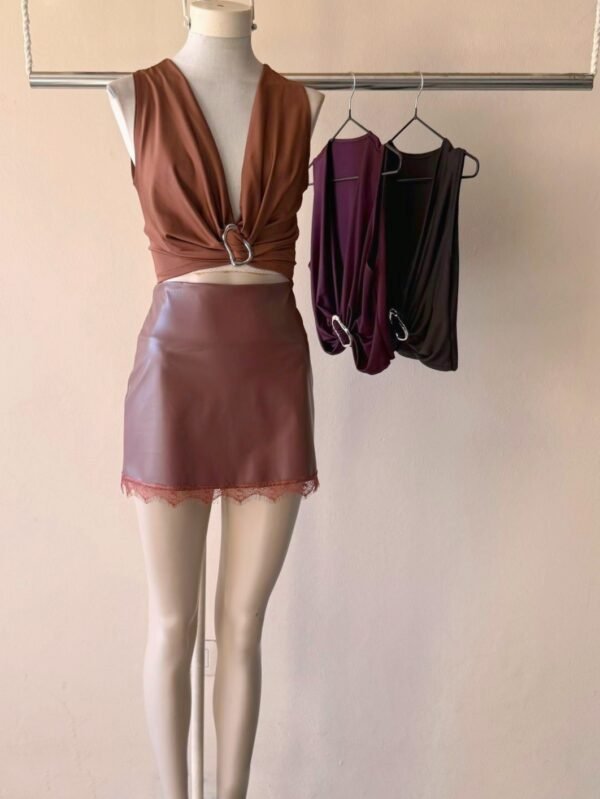 TOP FRUNCE CON HEBILLA MICROFIBRA