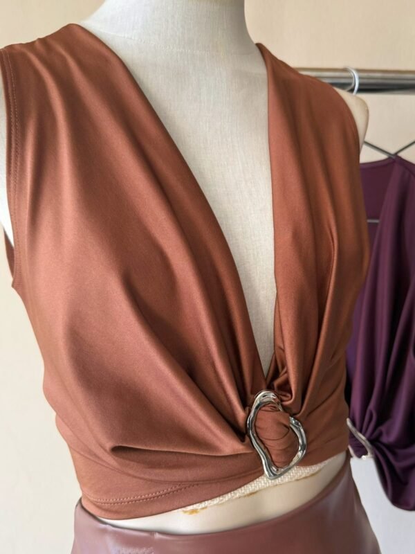 Alternative view of TOP FRUNCE CON HEBILLA MICROFIBRA