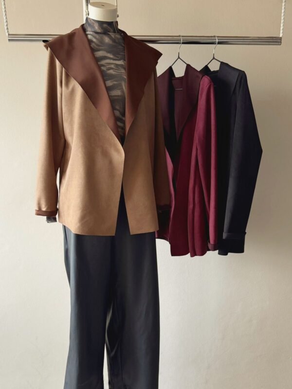 SACO CON CAPUCHA SUEDE