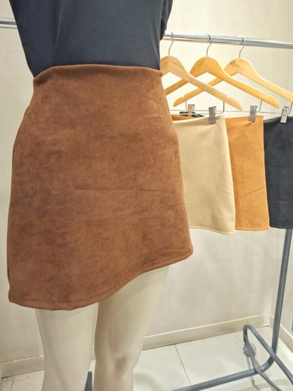 Alternative view of POLLERA EVASE SARGA GAMUZADA