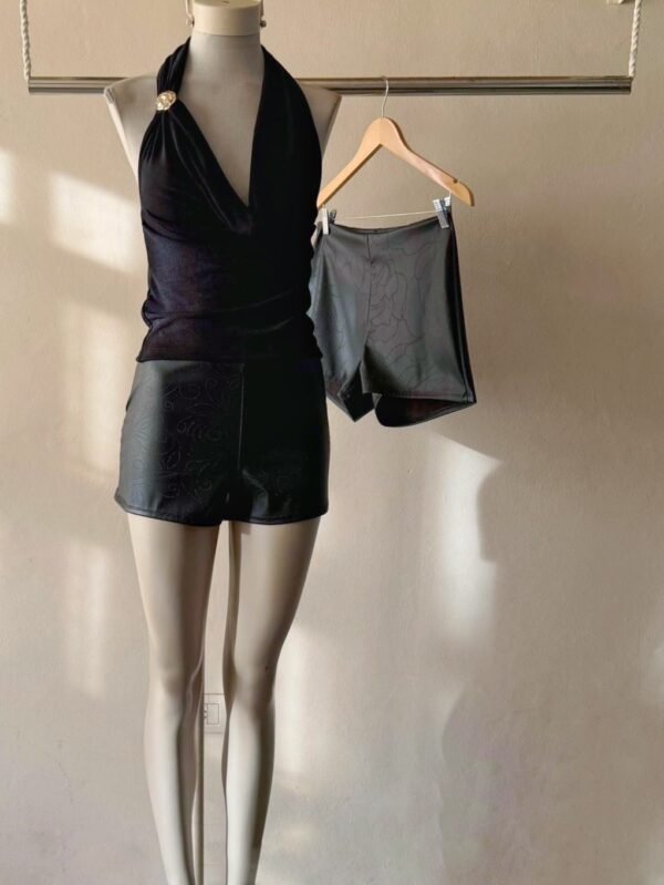 SHORT TIRO ALTO CUERINA BORDADA