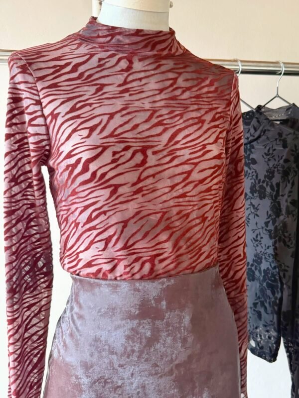 Alternative view of POLERA ML TUL FLOCK