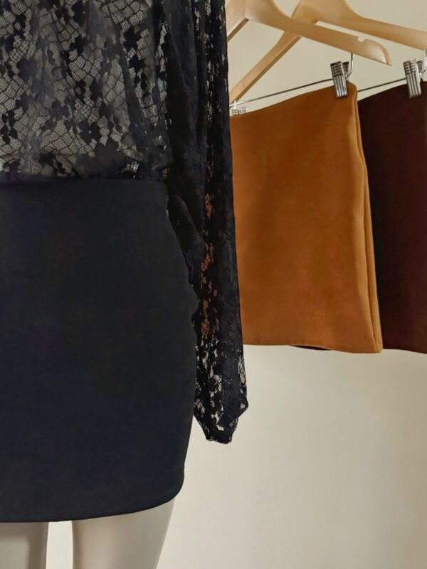 Alternative view of POLLERA EVASE SARGA GAMUZADA