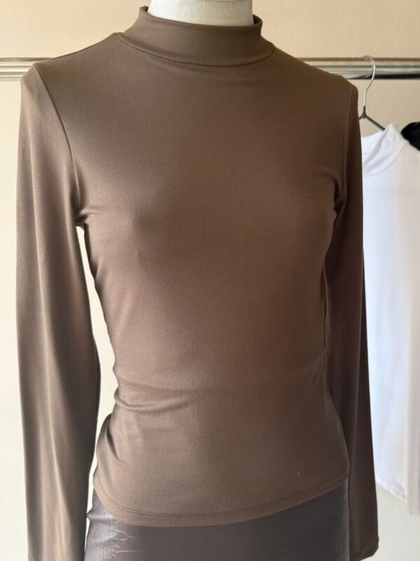 Alternative view of POLERA ML GAMUZADO