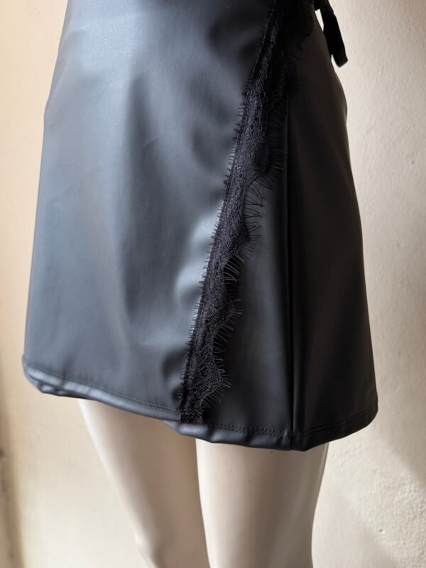 Alternative view of POLLERA CRUZADA CON SOLAPA CUERINA PUNTILLA