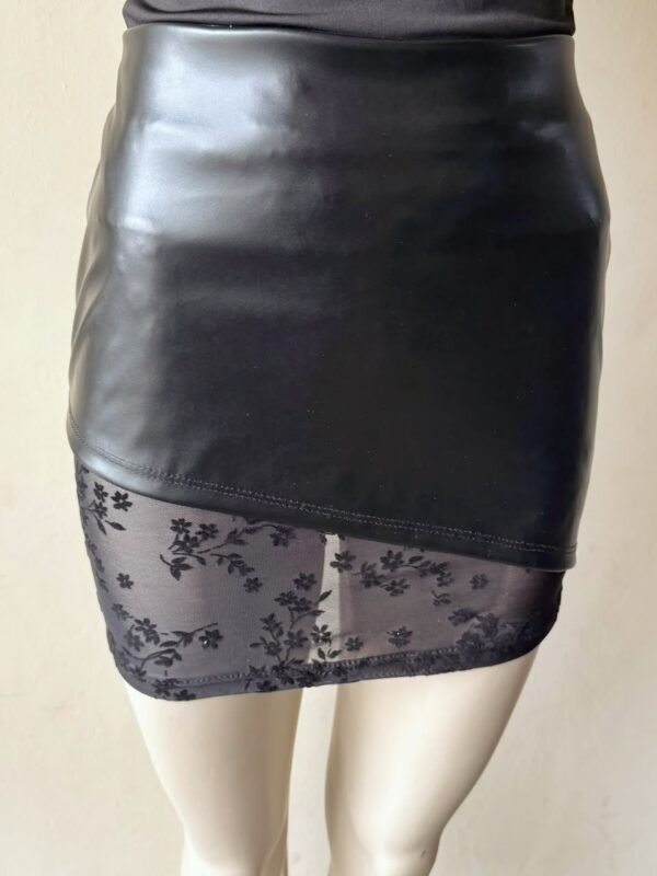 Alternative view of POLLERA CUERINA CON TUL FLOCK
