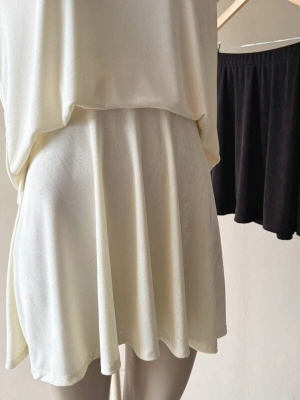 Alternative view of POLLERA PLATO SLINKY