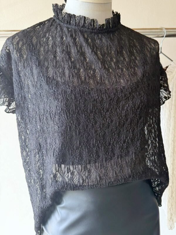 Alternative view of TOP CUELLO VOLADOS ENCAJE